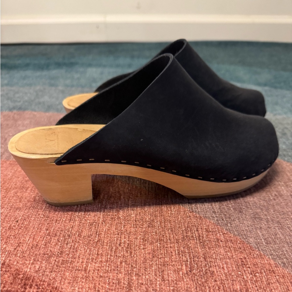 Bryr Clementine clogs in navy EUC SIZE EU 39